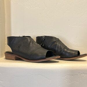 Sofft Black Mules & Clogs Sleek Design